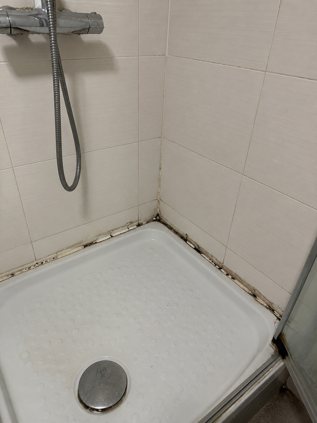 Canvi de silicona de dutxa amb juntes deteriorades per LC Reparacions, servei de manteniment de banys a Granollers i Vallès Oriental
